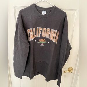 NWOT California BEAR Crew Neck Sweatshirt. Size XL GREY/Orange
Unisex